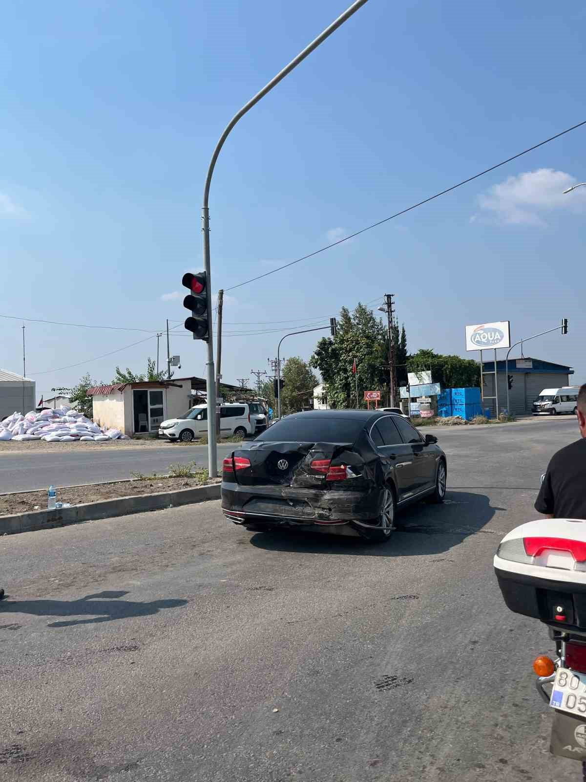 OSMANİYE’NİN DÜZİÇİ İLÇESİNDE KIRMIZI IŞIKTA BEKLEYEN OTOMOBİLE ARKADAN BAŞKA BİR OTOMOBİLİN...
