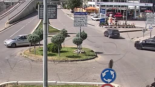 Otomobil ile motosikletin çarpıştığı an kamerada: Sürücü böyle savruldu