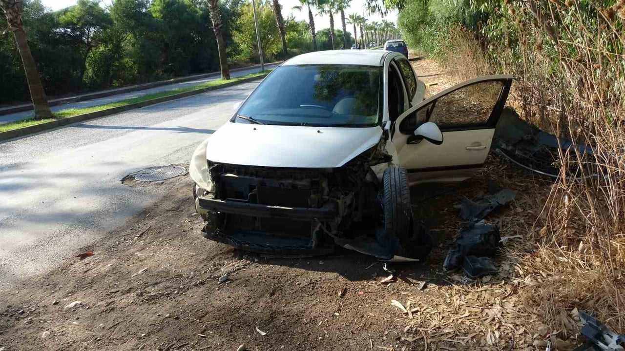 OTOMOBİL SÜRÜCÜSÜNÜN DİREKSİYON HAKİMİYETİNİ KAYBETMESİ SONUCU ÖNCE REFÜJ BORDÜRÜNE ARDINDAN DA...
