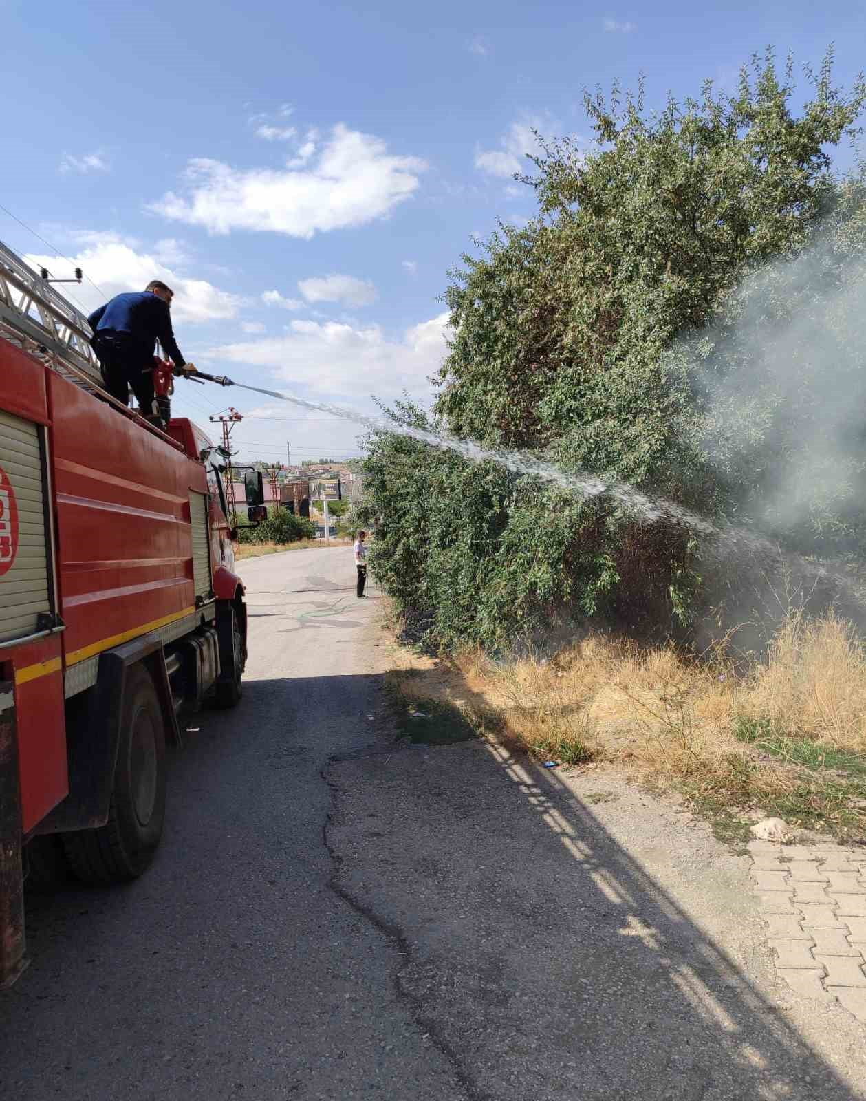 ÖZALP İLÇESİNDE BİR BAHÇEDE ÇIKAN YANGIN, İTFAİYE EKİPLERİNCE SÖNDÜRÜLDÜ.