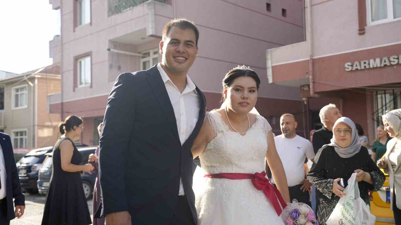 ÖZEL GEREKSİNİMLİ GELİN ESMANUR VE DAMAT KARDEŞİ SAMİ KILIÇ