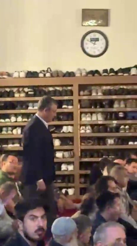 ÖZGÜR ÖZEL, BURSA’DA CUMA NAMAZINI ULU CAMİ’DE KILDI