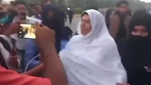 Pakistan’ın Lahor kentinde polis, 2023’ten bu yana tutuklu bulunan eski Başbakan İmran Khan’ın kız...