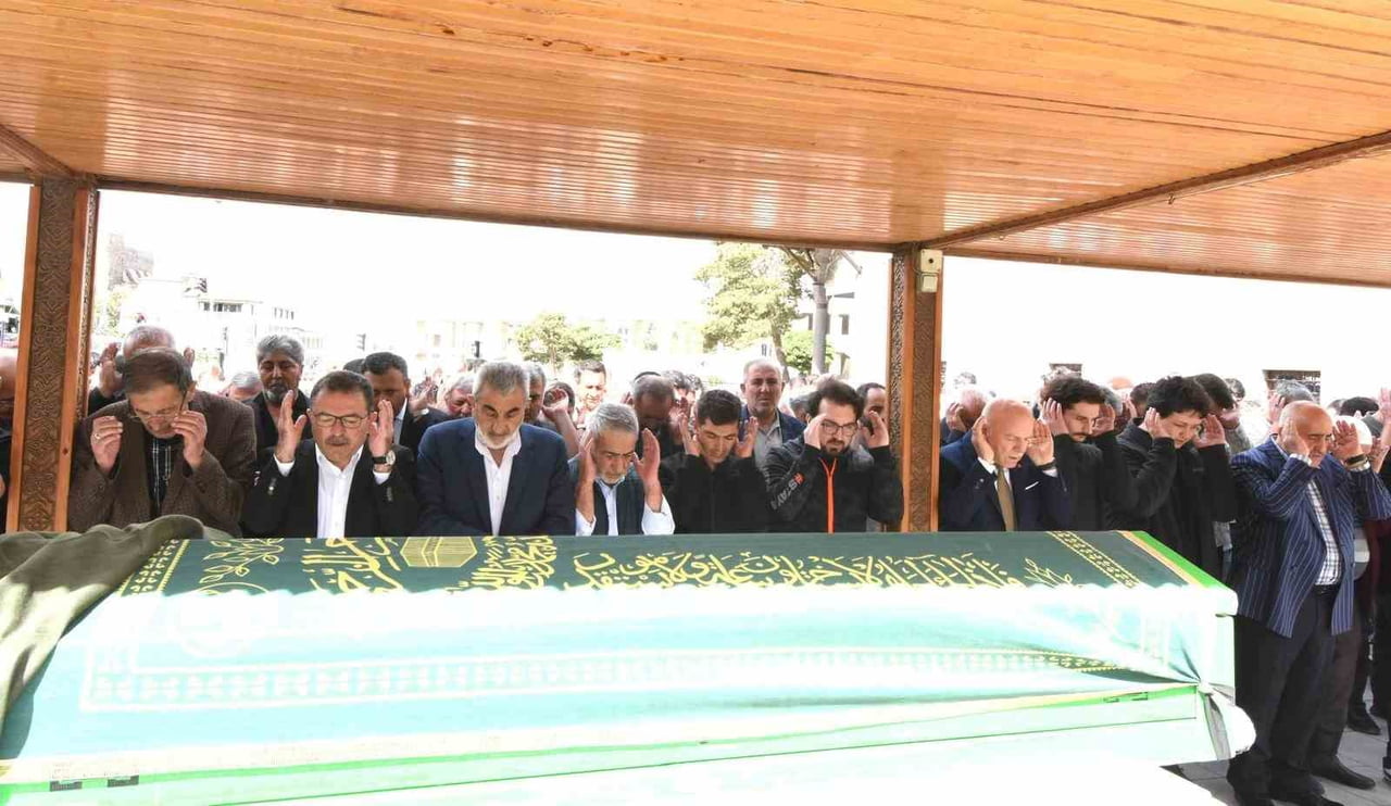 PALANDÖKEN BELEDİYESİ ESKİ BAŞKANI ORHAN BULUTLAR’IN KIZ KARDEŞİ EDİBE AVCI, ERZURUM’DA DÜZENLENEN...