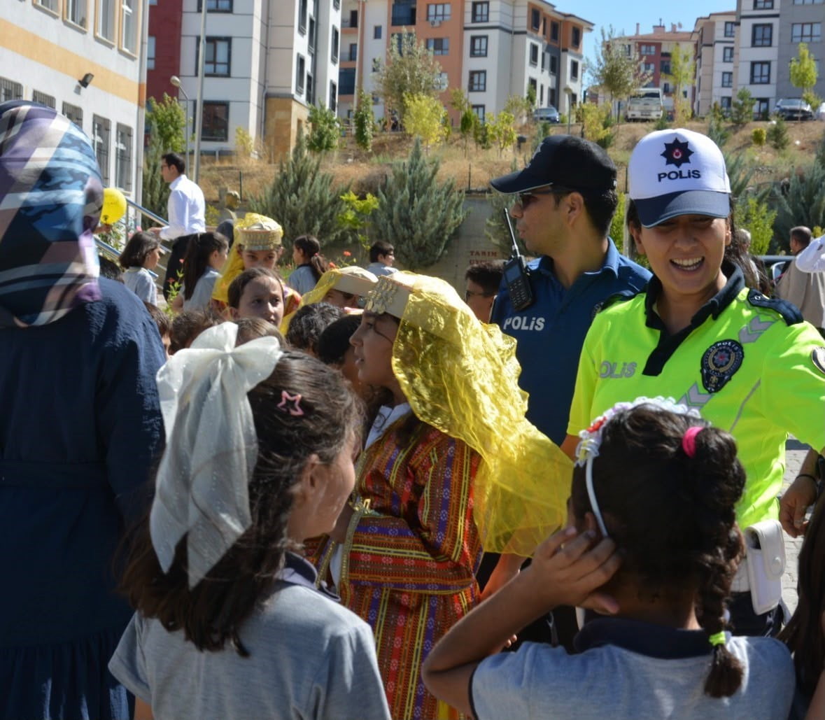 PALU'DA POLİS EKİPLERİ TARAFINDAN OKUL ÖNÜ VE ÇEVRELERİNDEN UYGULAMA YAPILIRKEN, SERVİS ARAÇLARI...