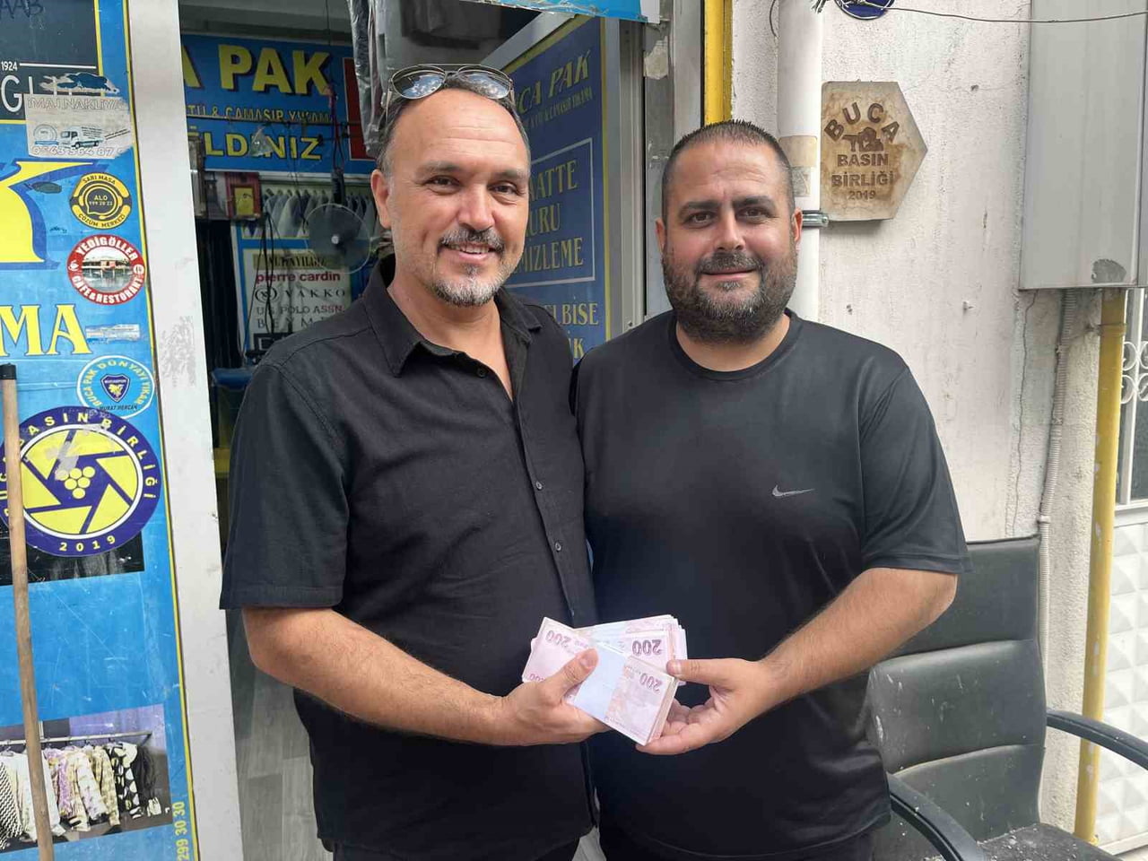 PARASINI EKSİKSİZ TESLİM ALAN RAMAZAN AHMET KILIÇASLAN (SOLDA), DÜRÜST ESNAF MURAT MERCAN'A...