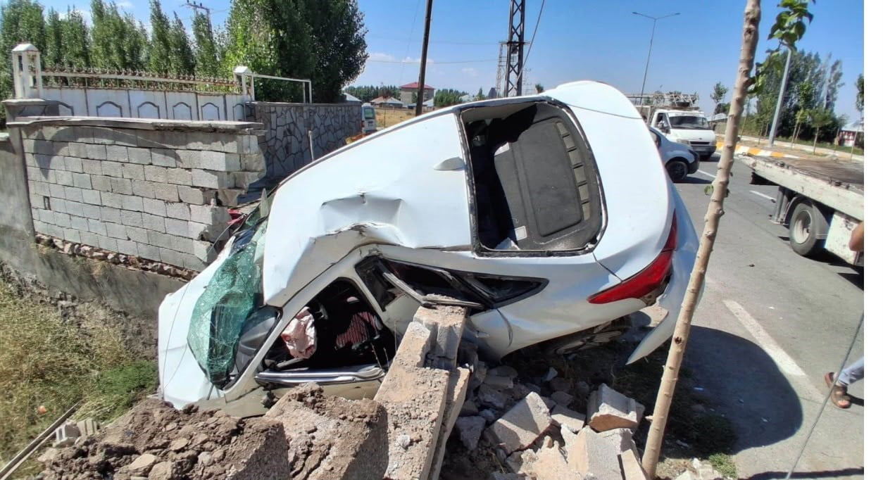 PATNOS İLÇESİNDE SABAH SAATLERİNDE MEYDANA GELEN TRAFİK KAZASINDA 4 KİŞİ YARALANDI.