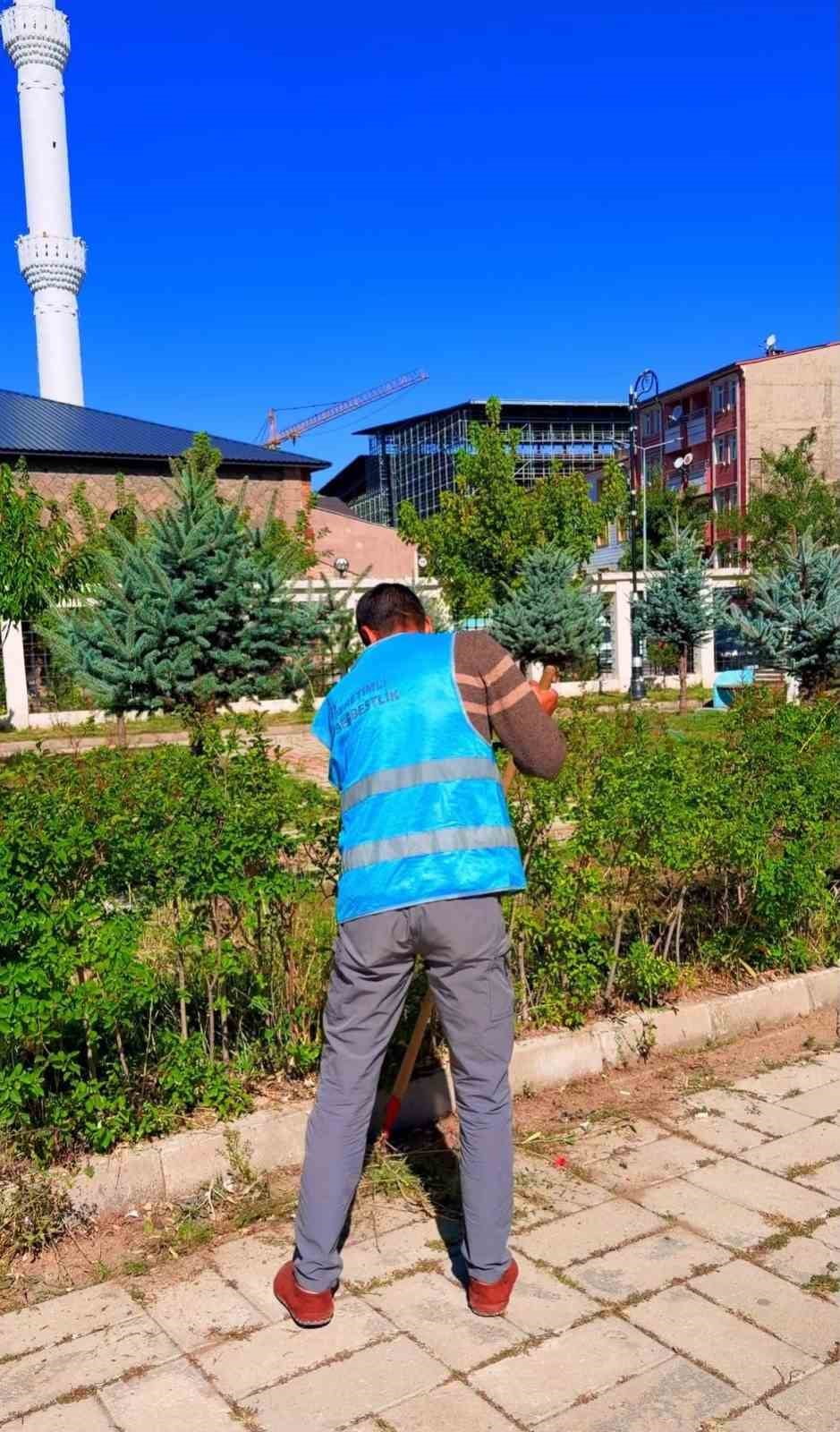 PATNOS’TA DENETİMLİ SERBESTLİK YÜKÜMLÜLERİNDEN CAMİLERDE TEMİZLİK ÇALIŞMASI