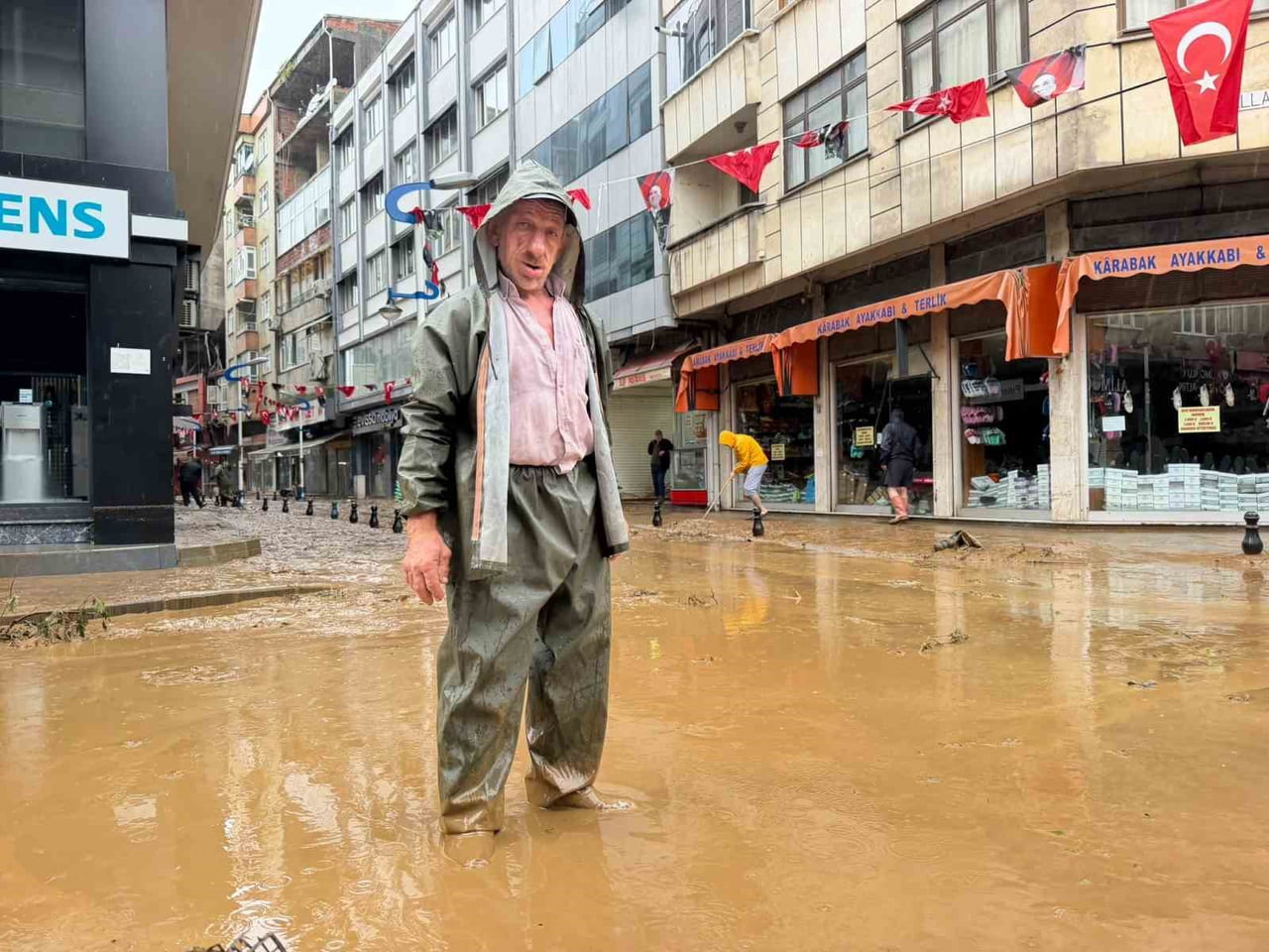 PAZAR İLÇE MERKEZİNDE SULAR YAVAŞ YAVAŞ ÇEKİLMEYE BAŞLARKEN, SULARIN ÇEKİLDİĞİ İŞ YERLERİNDE İSE...
