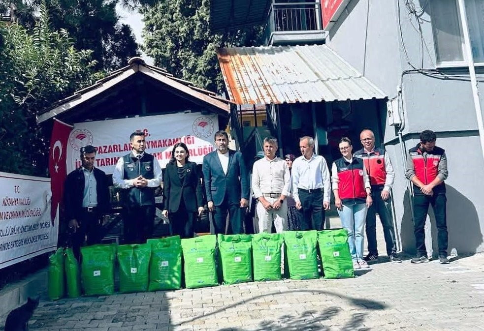 PAZARLAR’DA KİRAZ VE VİŞNE ÜRETİCİLERİNE YÜZDE 50 HİBELİ BORDO BULAMACI DESTEĞİ