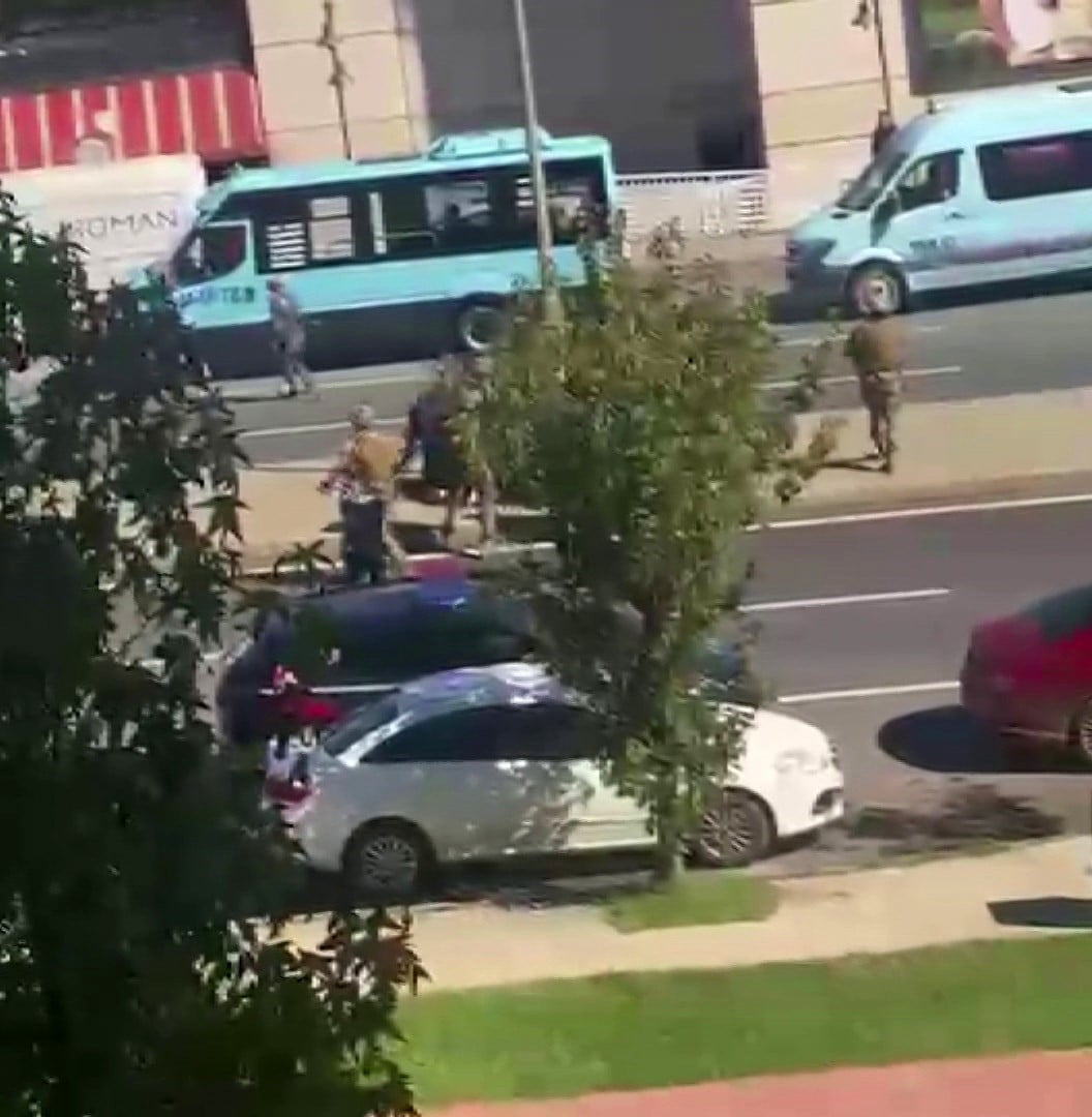 PENDİK'TE CADDE ÜZERİNDE ELİNDE BIÇAKLA DOLAŞARAK ÇEVREDEKİ VATANDAŞLARA KORKU DOLU ANLAR YAŞATAN...