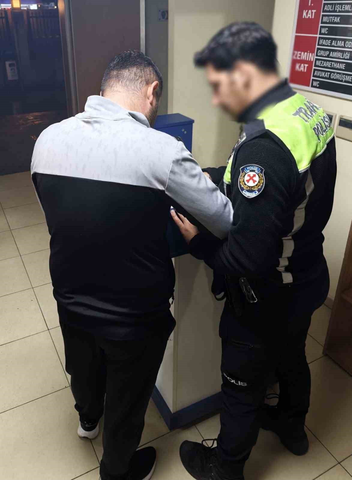 PENDİK'TE SEYİR HALİNDE MAKAS ATARAK İLERLEYİP TRAFİĞİ TEHLİKEYE DÜŞÜREN ŞAHSA 90 BİN TL İDARİ...