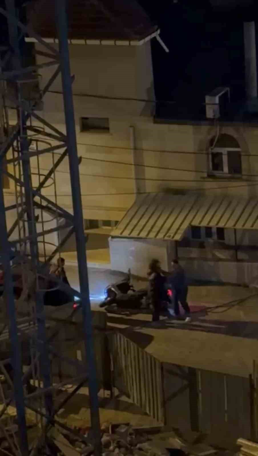 PENDİK’TE TRAFİKTE SEYİR HALİNDEYKEN KÖR NOKTADAN ANİDEN ÇIKAN BİR SÜRÜCÜ, KENDİSİNE KÜFÜR...
