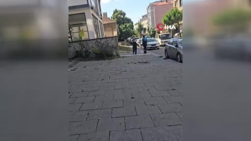 Pendik’te yürekleri ısıtan görüntü: Yaşlı kadının yardımına koştu
