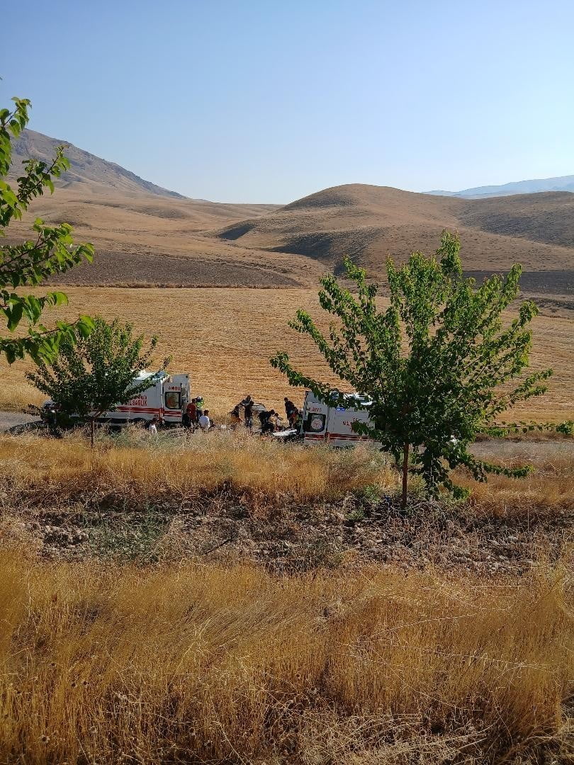 PİKAP İLE OTOMOBİLİN ÇARPIŞTIĞI KAZADA 2 KİŞİ HAYATINI KAYBEDERKEN, 4 KİŞİ DE AĞIR...