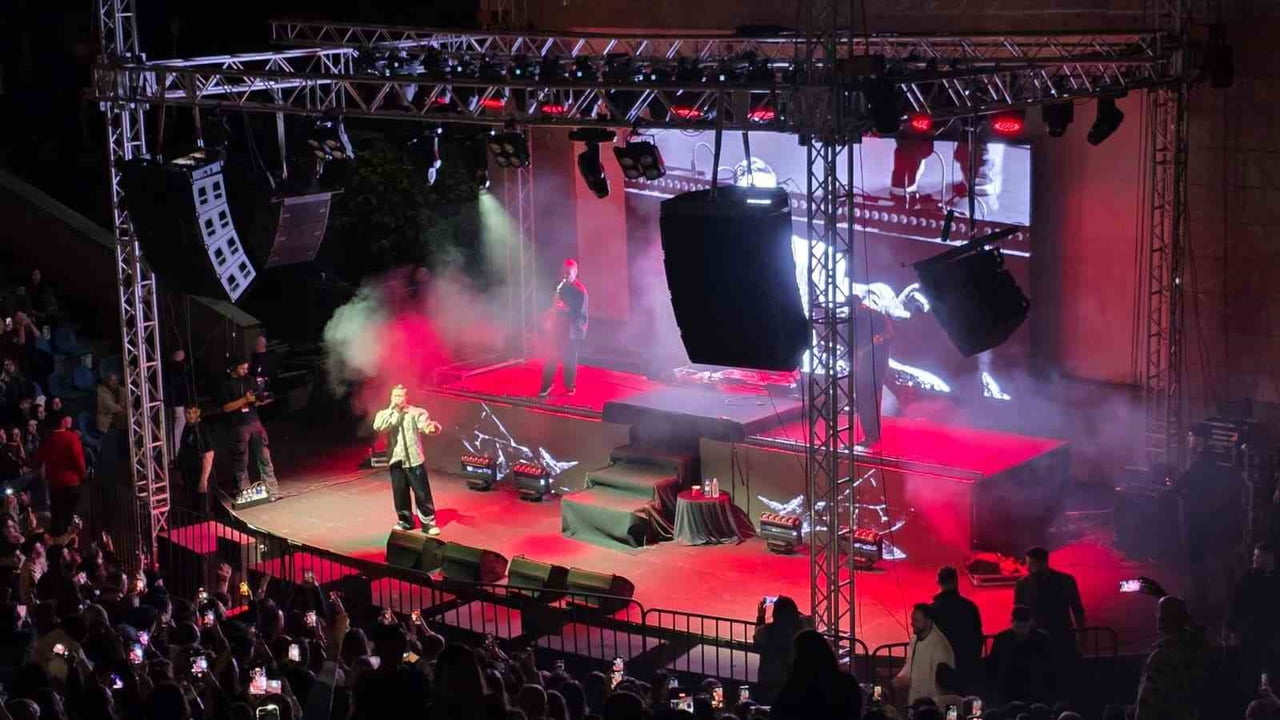 POIZI, YAKLAŞIK 3 SAAT SÜREN PERFORMANSIYLA İZLEYİCİLERE UNUTULMAZ BİR GECE YAŞATTI.