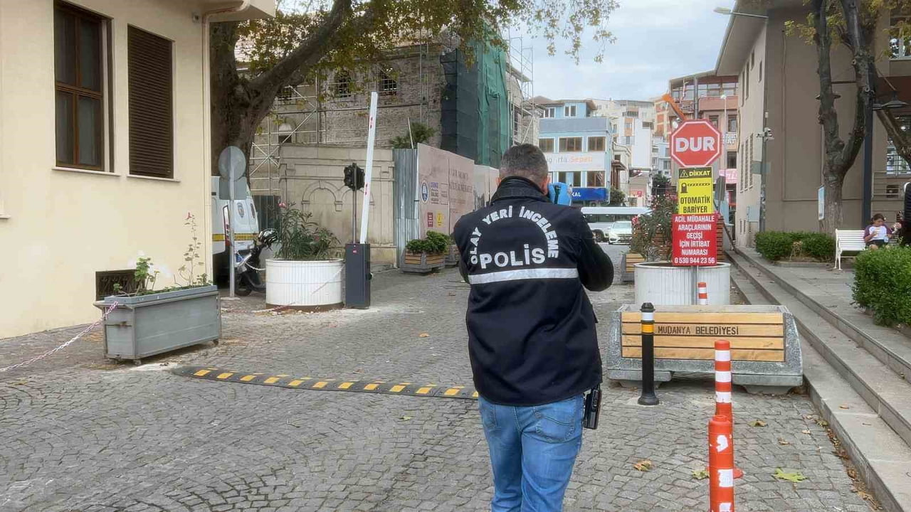 POLİS EKİPLERİ, KAZANIN MEYDANA GELİŞ ŞEKLİNİN BELİRLENMESİ AMACIYLA İNCELEME BAŞLATIRKEN, OLAYLA...