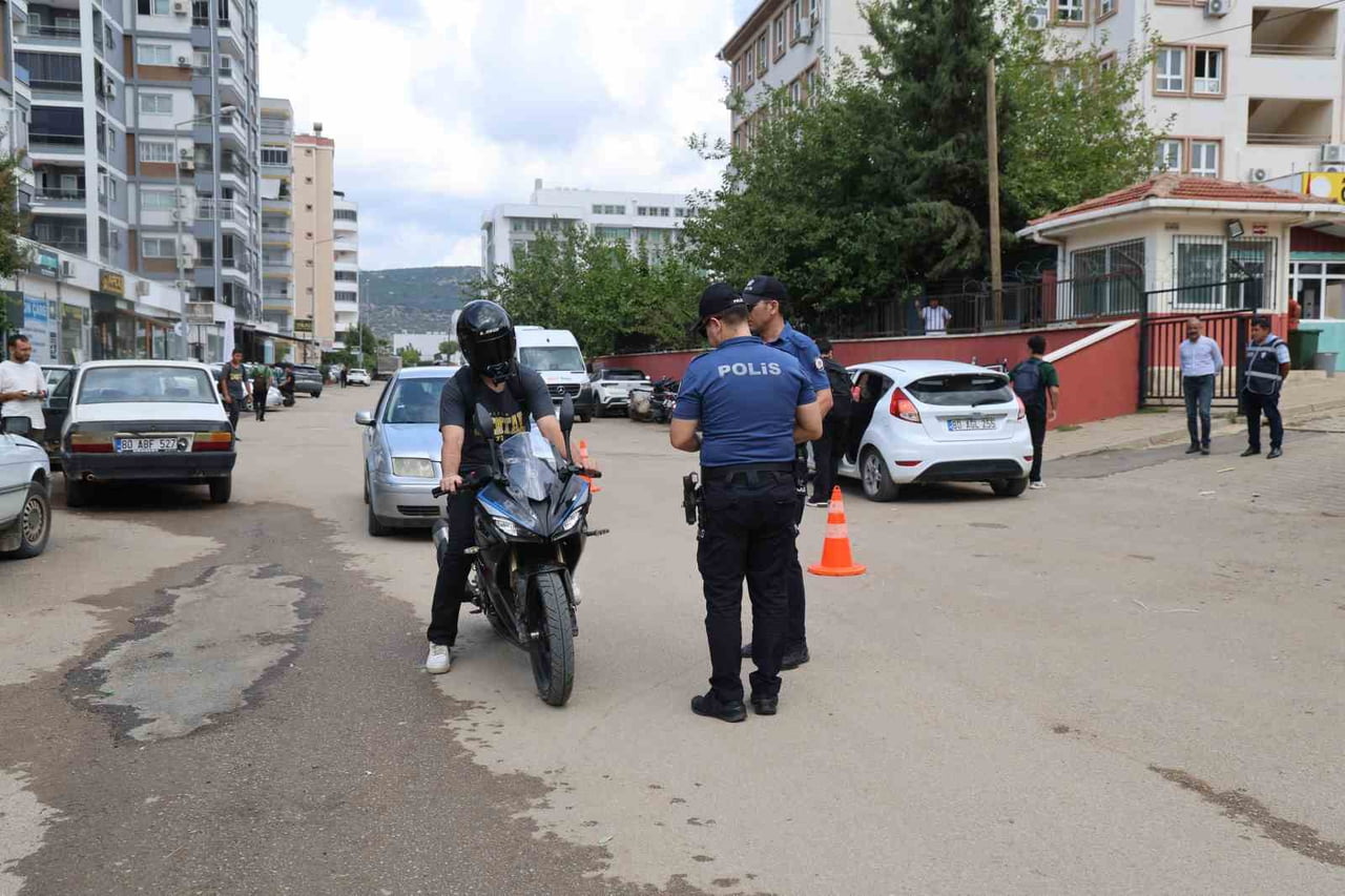 POLİS EKİPLERİ, ÖĞRENCİLERİN GİRİŞ VE ÇIKIŞ SAATLERİNDE OKUL ÖNLERİNDE VE ÇEVRESİNDE DENETİMLERİNİ...