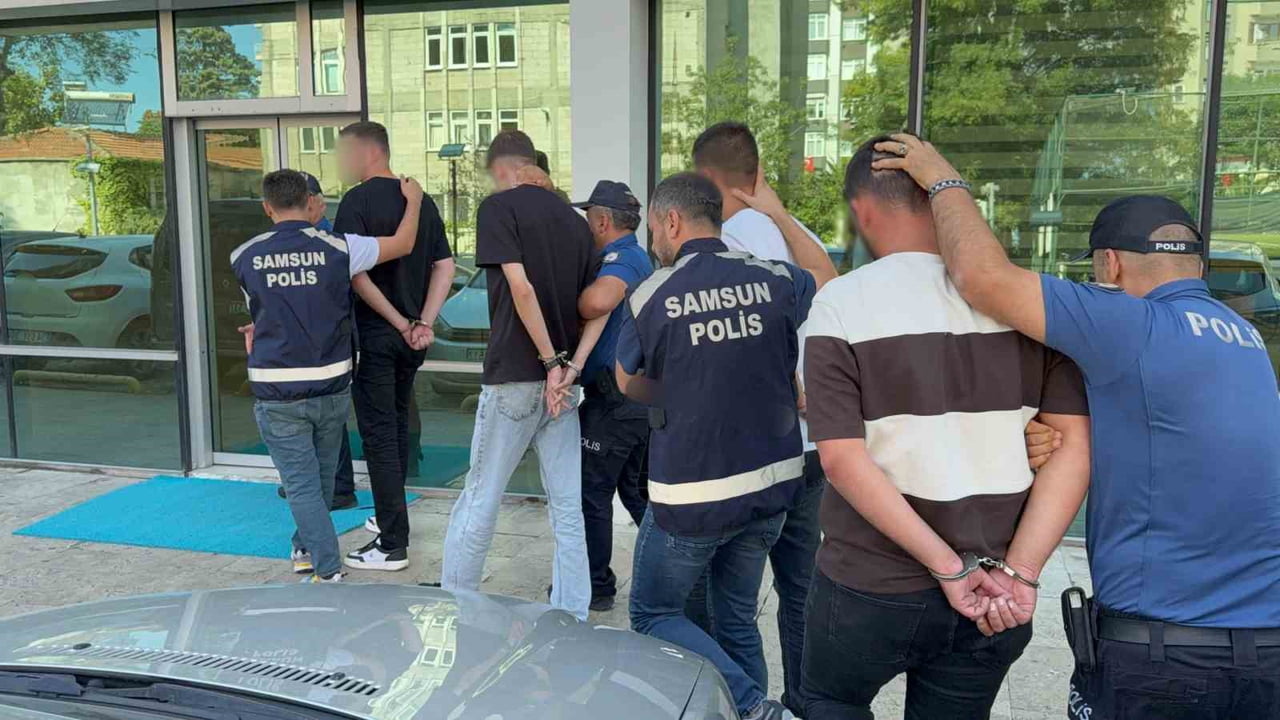 POLİS EKİPLERİNCE GÖZALTINA ALINAN 4 ŞÜPHELİ, RECEP TOKUR POLİS MERKEZİ AMİRLİĞİ’NDEKİ...