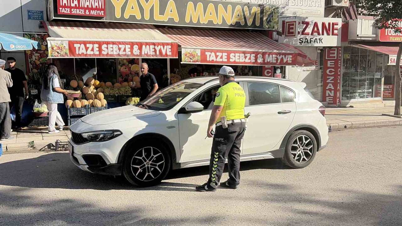 POLİS EKİPLERİNİN UYGULAMA YAPTIĞI SIRADA BİR OTOMOBİL SÜRÜCÜSÜ, DENETİM NOKTASINDA TERS YÖNE...