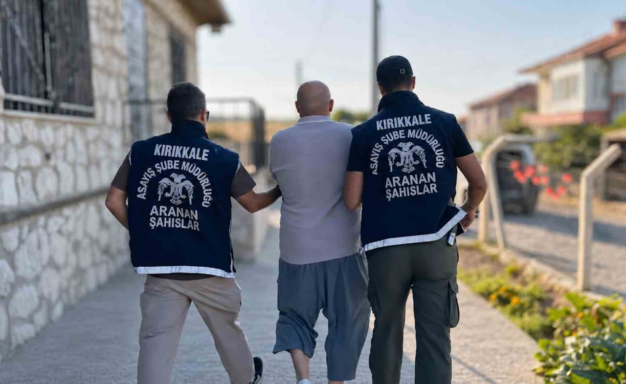 POLİSİ YANILTMAYA ÇALIŞAN HÜKÜMLÜ, EKİPLERİN ŞAFAK VAKTİ DÜZENLEDİĞİ OPERASYONLA SAKLANDIĞI...
