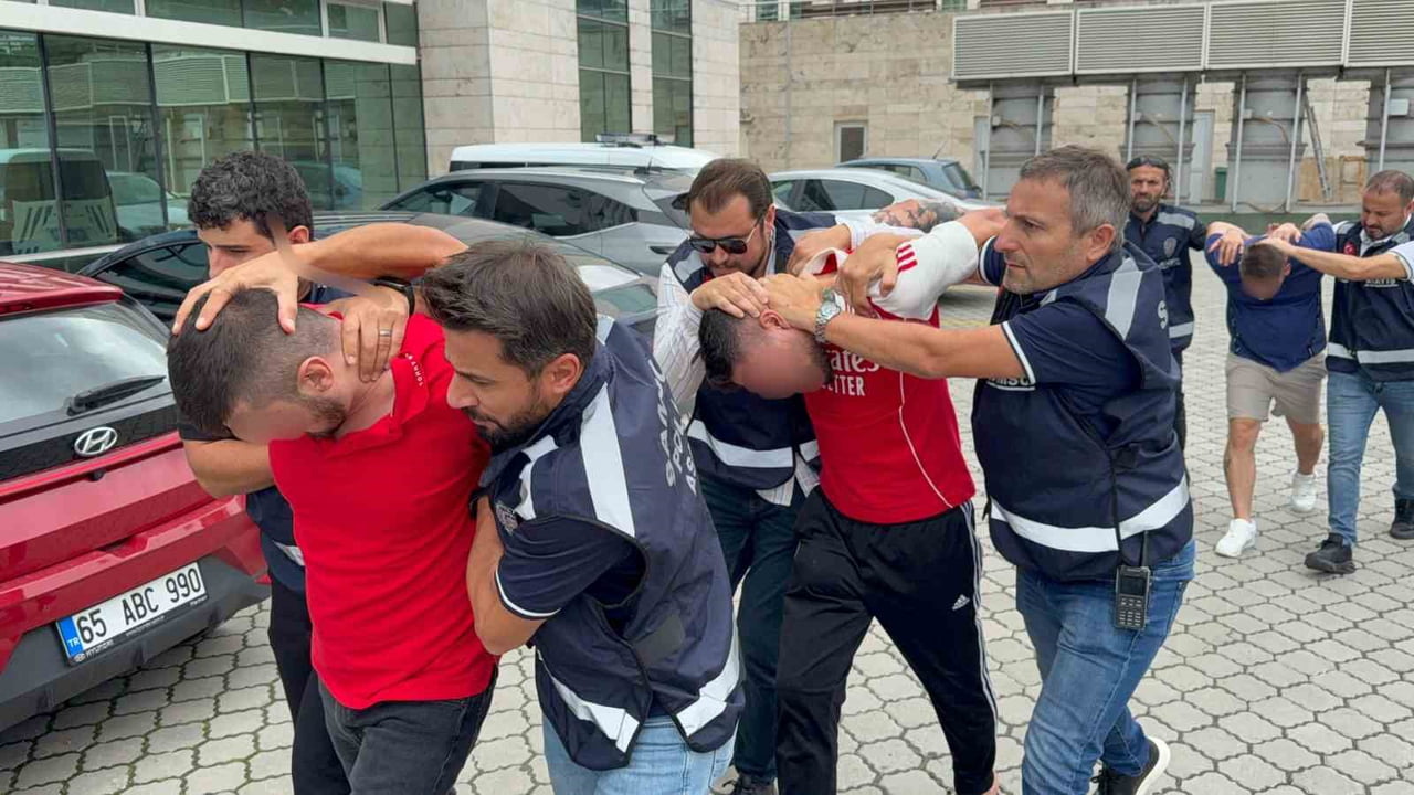 POLİSTEKİ İŞLEMLERİ TAMAMLANAN 3 KİŞİ SAMSUN ADLİYESİNE SEVK EDİLDİ.