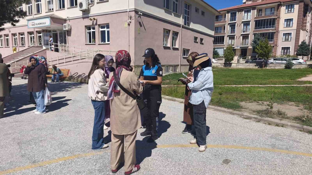 POLİSTEN ÖĞRENCİ VELİLERİNE YENİ EĞİTİM YILINDA GÜVENLİK BİLGİLENDİRMESİ