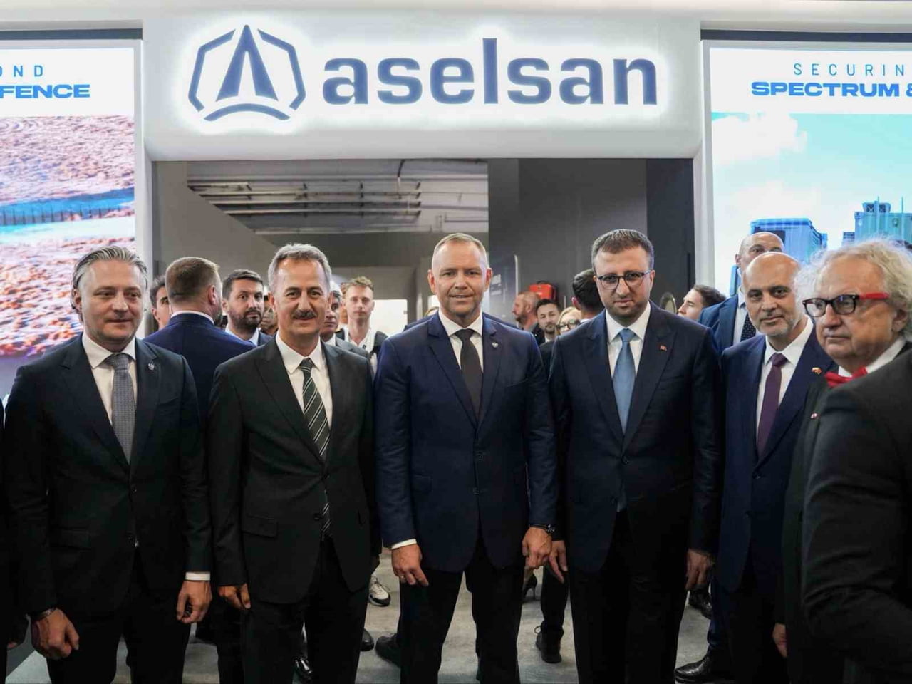 POLONYA CUMHURBAŞKANI KAROL NAWROCKİ, ASELSAN ELEKTRONİK SANAYİ’NİN STANDINI ZİYARET ETTİ.