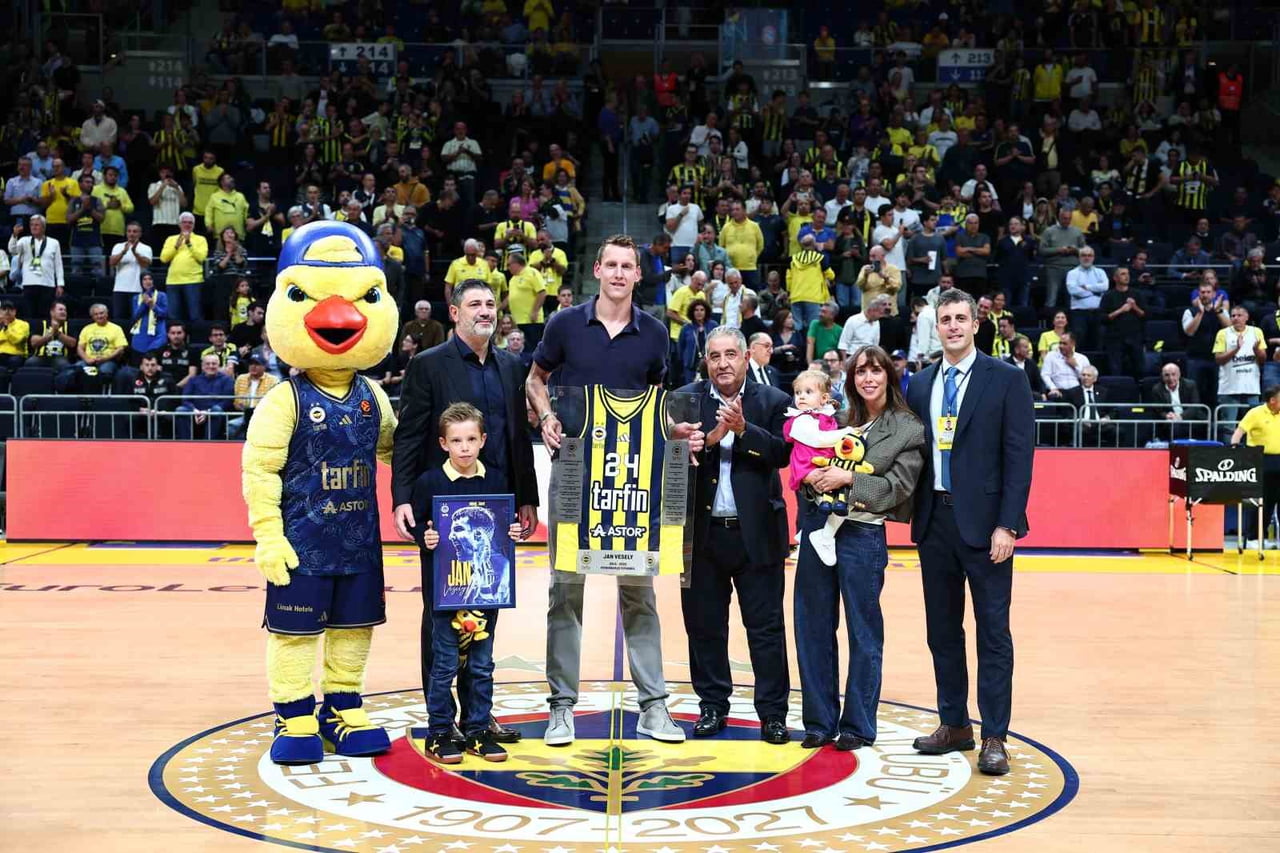 PROFESYONEL BASKETBOL KARİYERİNİ NOKTALANDIRAN ÇEKYALI SPORCU JAN VESELY İÇİN FENERBAHÇE-BAYERN...