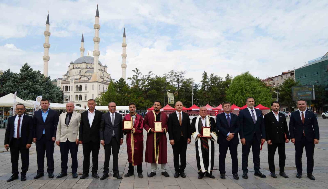 PROGRAMDA "YILIN AHİSİ" SEÇİLEN NURİ ERDURAN, "YILIN KALFASI" GÖKHAN YÖNTER VE "YILIN ÇIRAĞI" EREN...