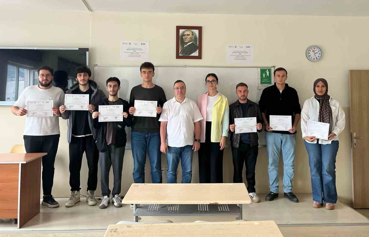 PROGRAMIN TAMAMLANMASININ ARDINDAN DÜZENLENEN TÖRENDE, EĞİTİME KATILAN ÖĞRENCİLERE SERTİFİKALARI...
