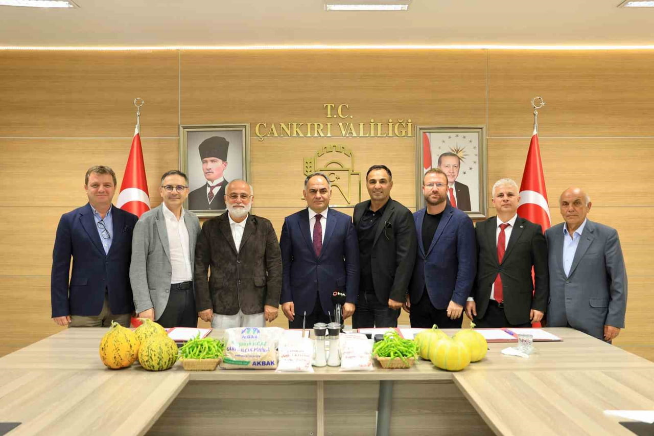 PROTOKOL, ÇANKIRI VALİSİ HÜSEYİN ÇAKIRTAŞ (SOLDAN DÖRDÜNCÜ) İLE PAYDAŞLAR TARAFINDAN...