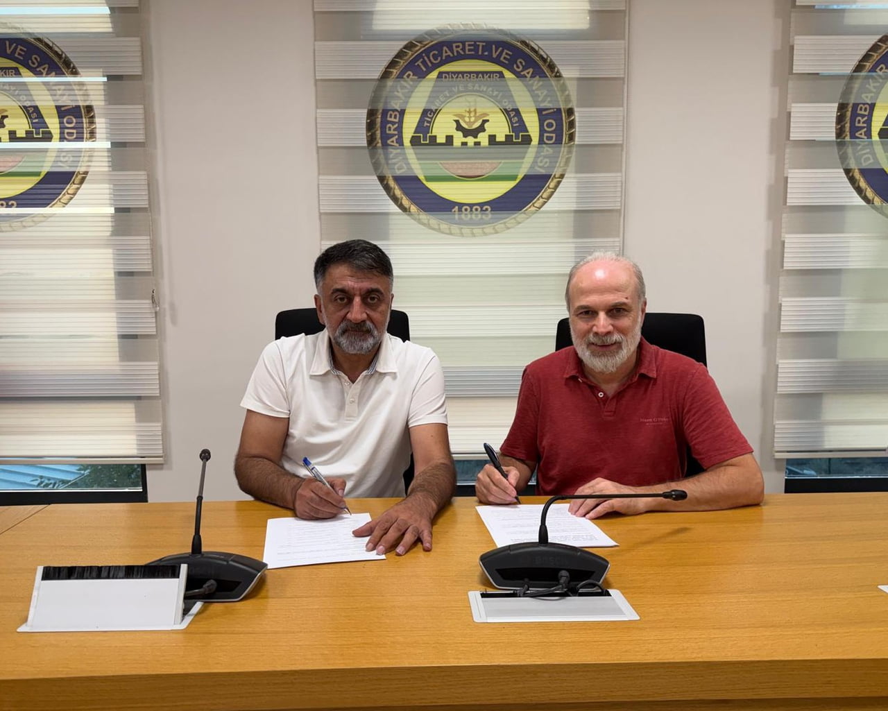 PROTOKOL, DTSO DİL KÜLTÜR ÇALIŞMALARINDAN SORUMLU YÖNETİM KURULU ÜYESİ FARUK KORKMAZ (SOLDA) İLE...