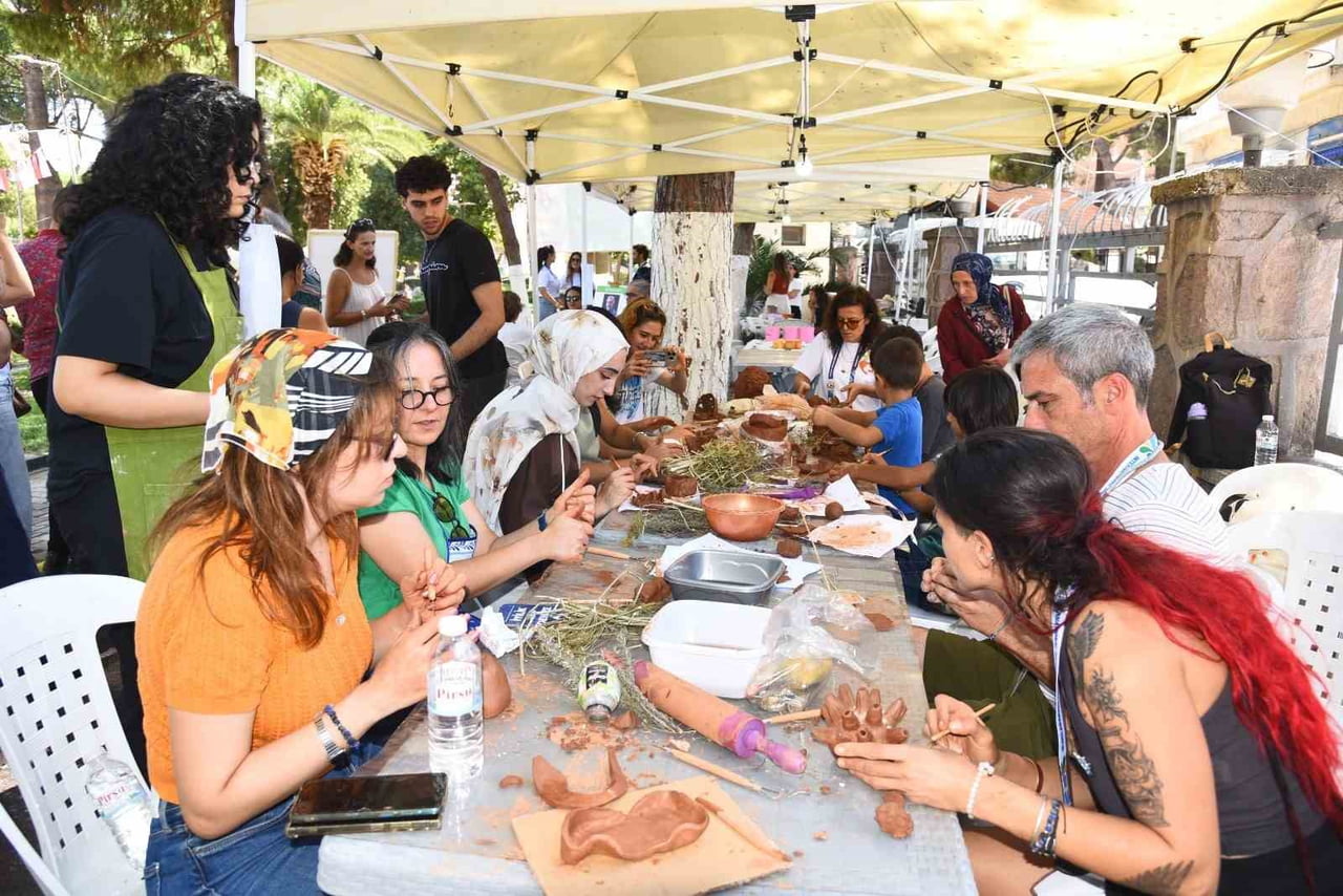 "İYİLİK YAP, DENİZE AT" İSİMLİ WORKSHOP ÇALIŞMASINDA YAPILAN ÇÖMLEKLER, DENİZ CANLILARINA...