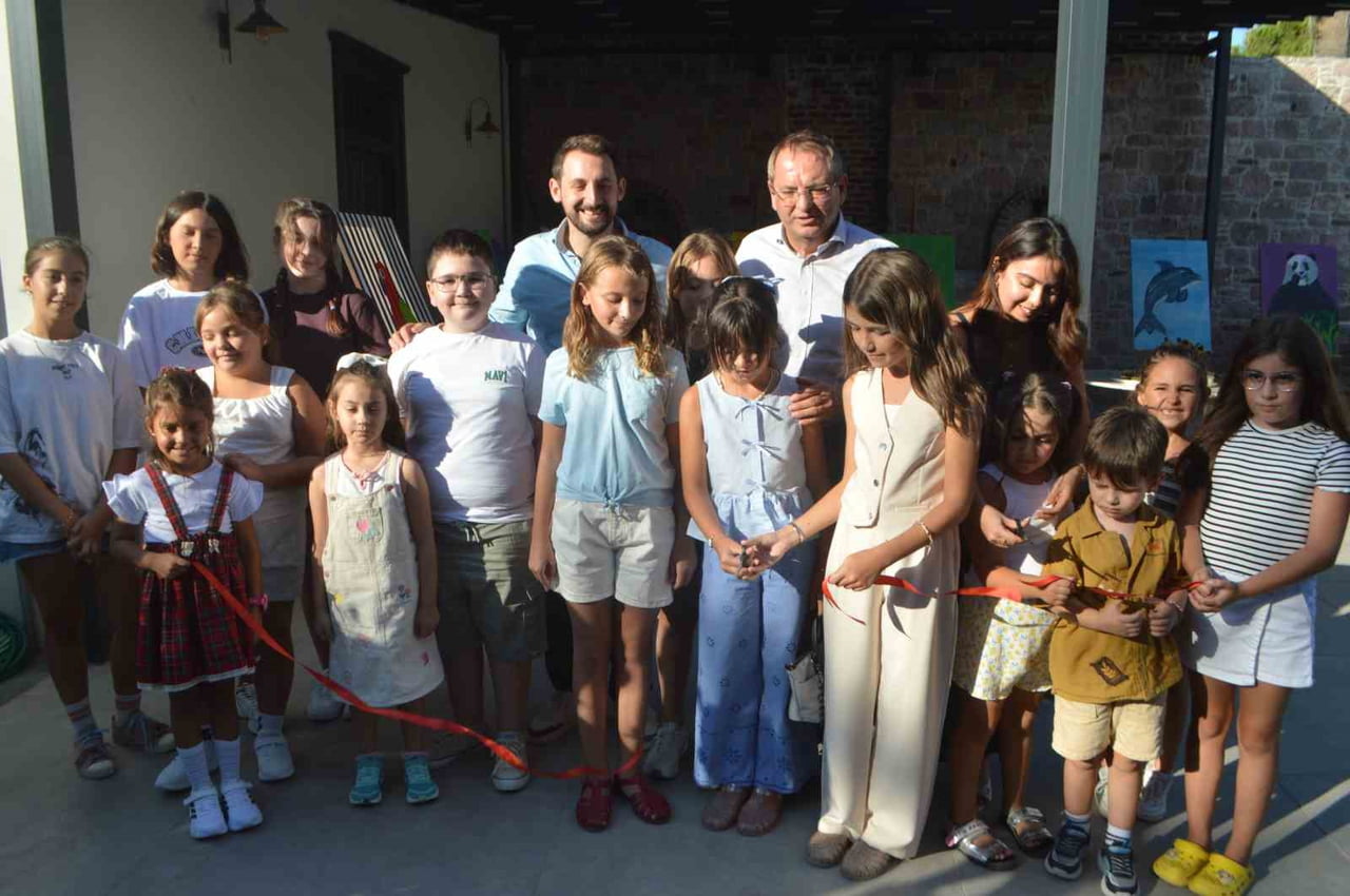 "KÜÇÜK RESSAMLARDAN BÜYÜK ESERLER" ADIYLA DÜZENLENEN SERGİNİN AÇILIŞINA AYVALIK BELEDİYE BAŞKANI...