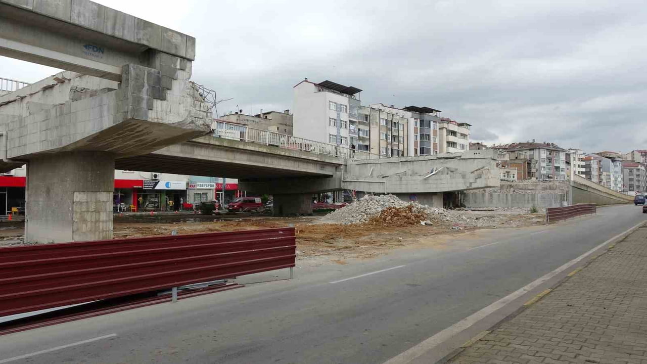 REŞADİYE VİYADÜĞÜNDE, YIKIM ÇALIŞMALARI SÜRÜYOR.