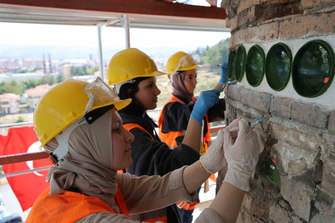 RESTORASYON SIRASINDA BULUNAN VE GİZEMİ UZMANLAR TARAFINDAN ÇÖZÜLEN YEŞİL RENKLİ ÇANAKLARIN...
