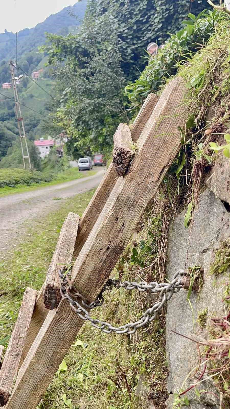 RİZE'DE ÇAY BAHÇESİNE ULAŞMAK İÇİN KULLANDIĞI MERDİVENİN SÜREKLİ KAYBOLMASINI ÖNLEMEK İSTEYEN...