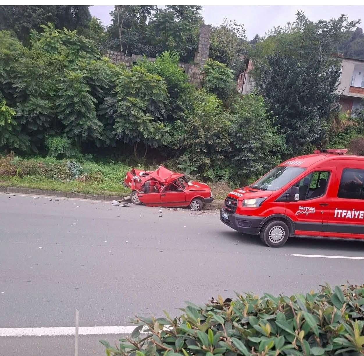 RİZE'NİN ÇAYELİ İLÇESİNDE, ARIZALANARAK DUMAN ÇIKARAN OTOMOBİLİNİ SAĞA ÇEKMEYE ÇALIŞAN SÜRÜCÜNÜN...