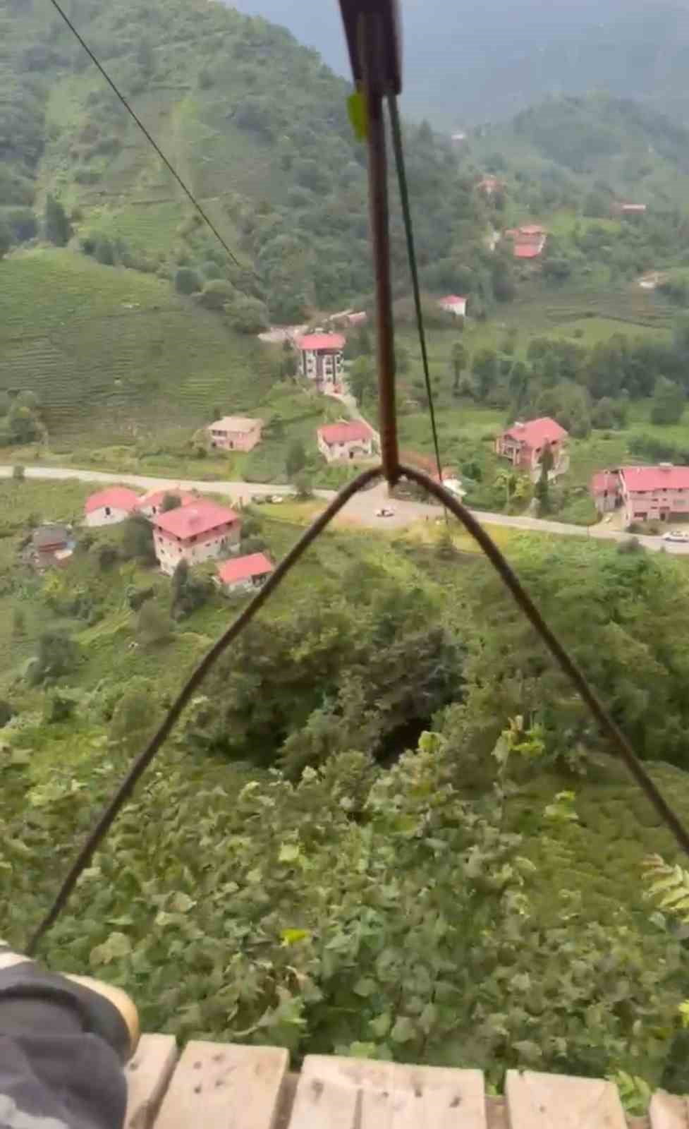RİZE'NİN ÇAYELİ İLÇESİNDE BİR ÇAY ÜRETİCİSİ, SARP ARAZİDEKİ BAHÇESİNE ULAŞMAK İÇİN BİNDİĞİ İLKEL...