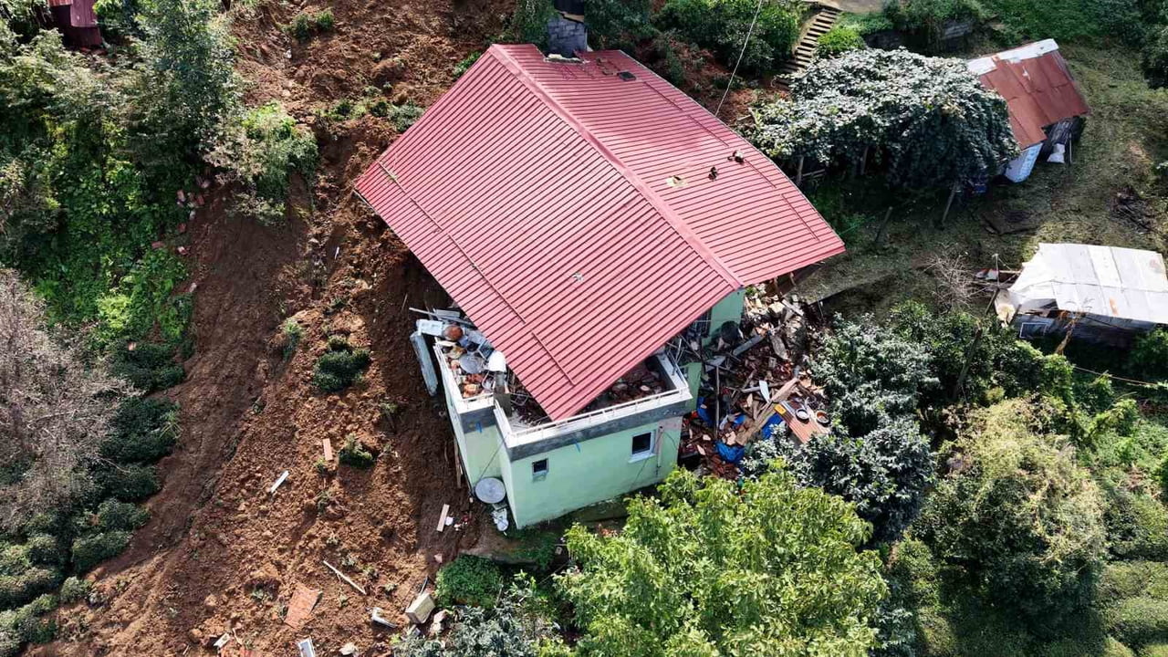 RİZE'NİN PAZAR İLÇESİNDE HEYELAN NEDENİYLE İÇİ BALÇIKLA DOLUP ÇATISI KAYARAK KULLANILAMAZ HALE...