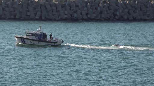 Rize açıklarına acil iniş yapan uçak limana çekildi