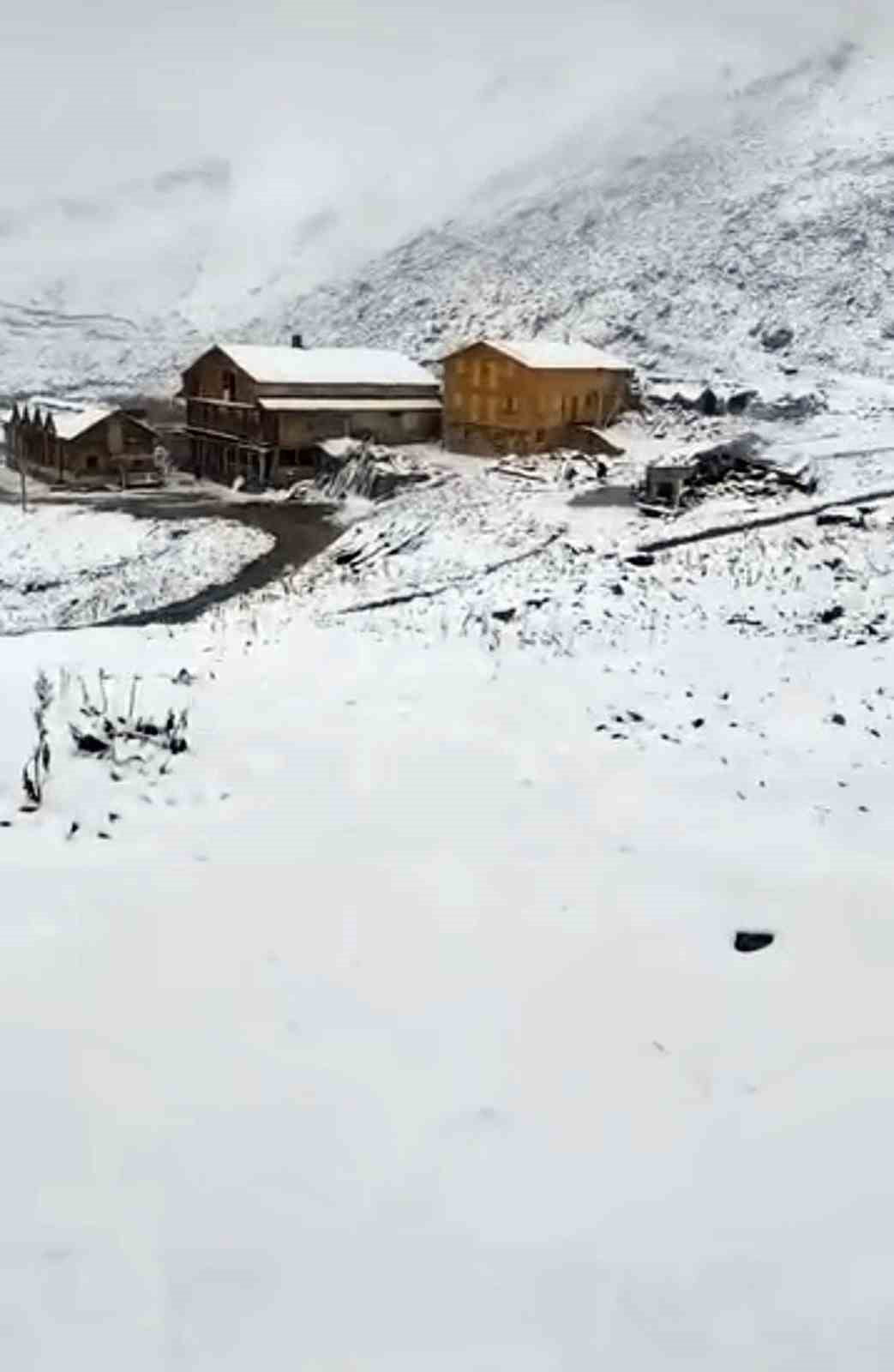 RİZE’NİN ÇAMLIHEMŞİN İLÇESİ SINIRLARI İÇİNDEKİ 3 BİN 100 METRE YÜKSEKLİKTEKİ TAHPUR YAYLASI’NDA...