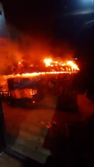 RİZE’NİN ÇAMLIHEMŞİN İLÇESİNDE GECE SAATLERİNDE BİR EVDE ÇIKAN YANGIN, MAHALLE SAKİNLERİNİN...