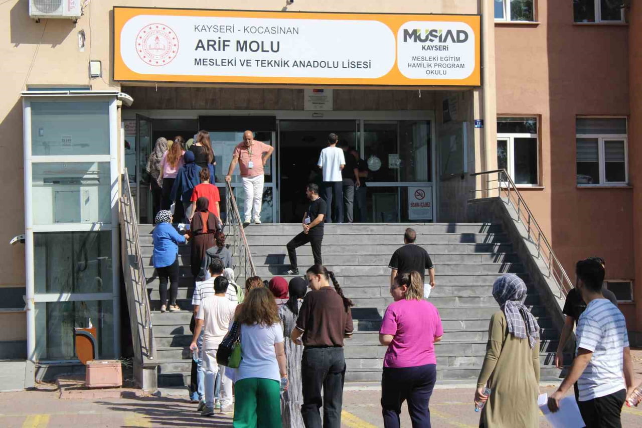 SABAHIN ERKEN SAATLERİNDE OKUL ETRAFINDA SINAVA GİRME HEYECANI YAŞAYAN ADAYLAR, SINAV SAATİ ÖNCESİ...