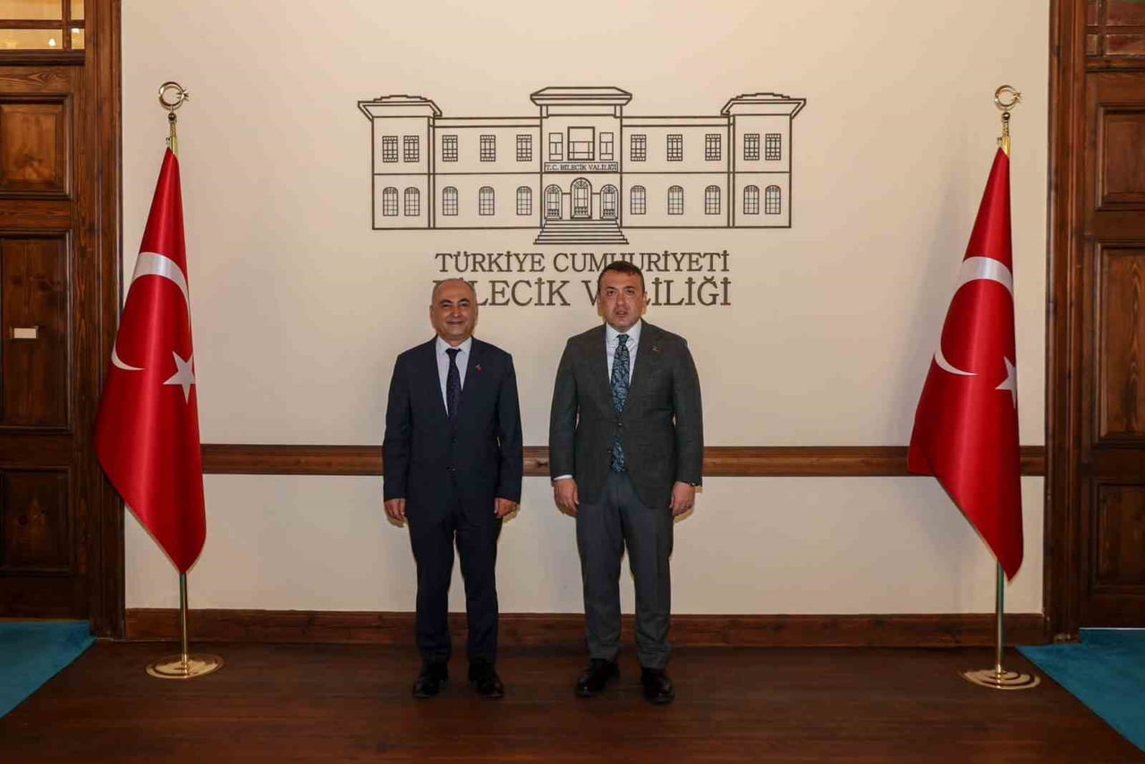 SAĞDAKİ VALİ SOLDAKİ İL MÜDÜRÜ