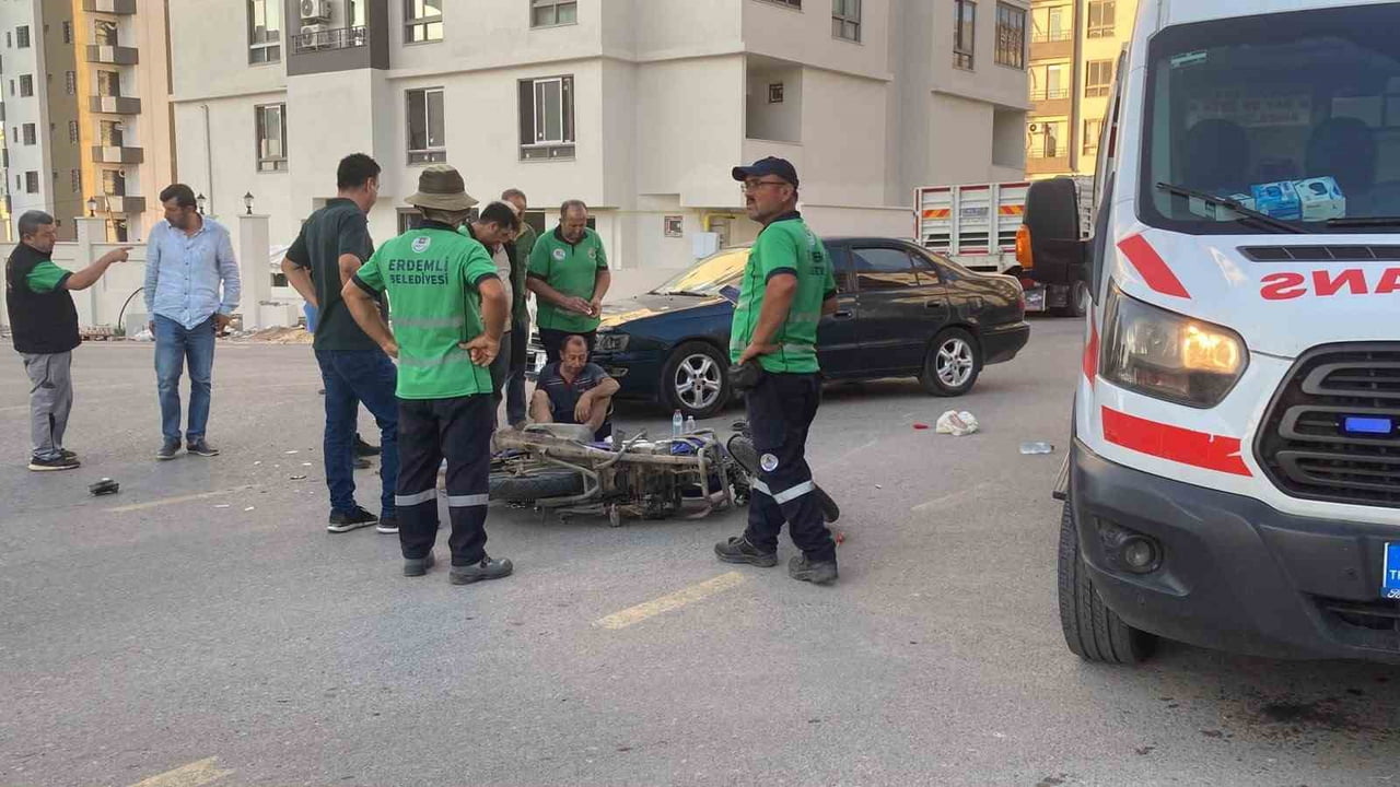 SAĞLIK EKİPLERİ BACAĞI KIRILAN YARALIYA OLAY YERİNDE İLK MÜDAHALEYİ YAPARAK AMBULANSLA HASTANEYE...
