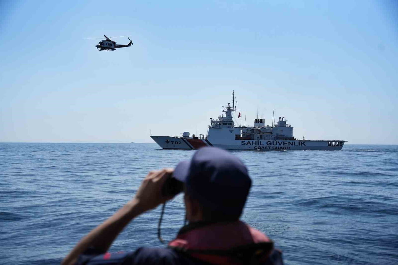 SAHİL GÜVENLİK MARMARA VE BOĞAZLAR BÖLGE KOMUTANLIĞI’NIN HELİKOPTER DESTEKLİ ARAMA KURTARMA...