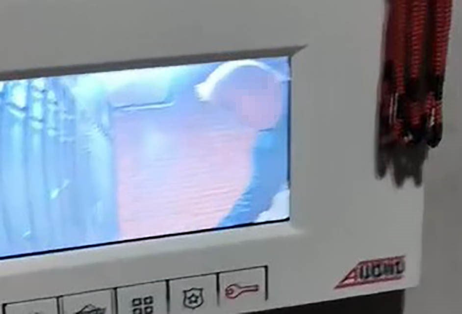 ŞAHSIN KAPIYI KIRDIĞI VE GÖRÜNTÜLÜ DİAFON SİSTEMİNE YANSIYAN O ANLARI İSE CEP TELEFONU KAMERASI...