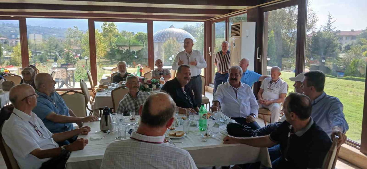 SAKARYA'DA BULUNAN ARİFİYE ÖĞRETMEN LİSESİ’NİN 1982 YILI MEZUNLARI, 1976 YILINDA OKUL SIRALARINDA...